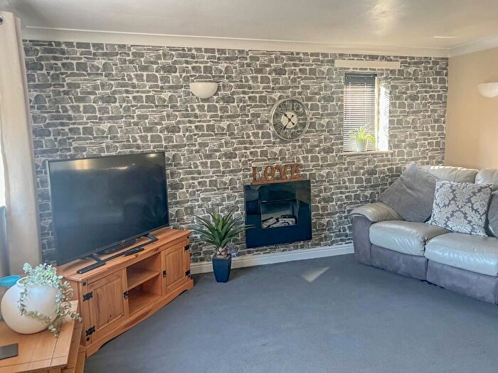 2 Bedroom Flat To Rent In Bobbin Mill Court, Steeton, BD20