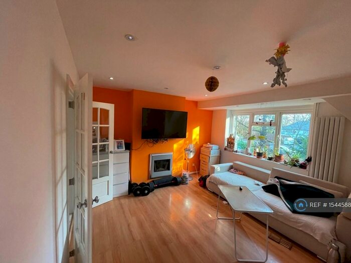 2 Bedroom Maisonette To Rent In Alpine Walk, Stanmore, HA7