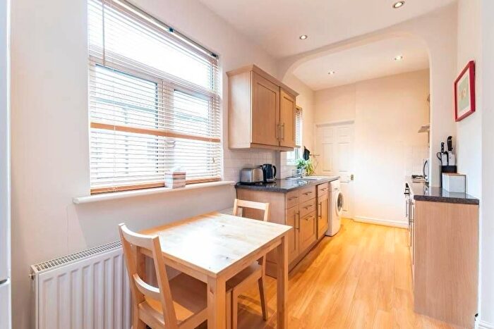 2 Bedroom Flat To Rent In Chandos Avenue, London, W5