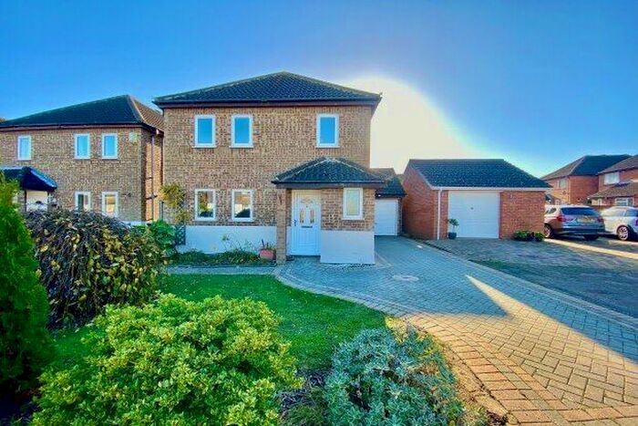 4 Bedroom Detached House To Rent In Welbeck Gardens, Bedford, MK41