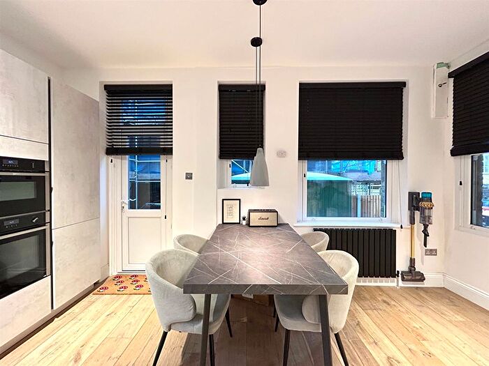 2 Bedroom Flat To Rent In Hammersmith Bridge Road, Hammersmith, W6