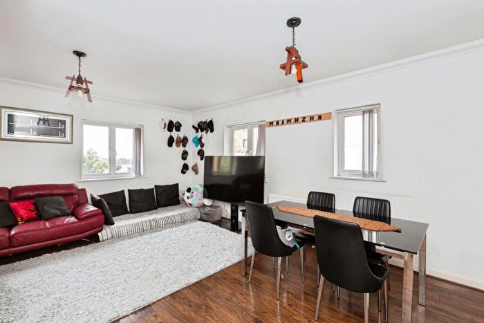 2 Bedroom Flat To Rent In Royal Crescent, Ilford, IG2