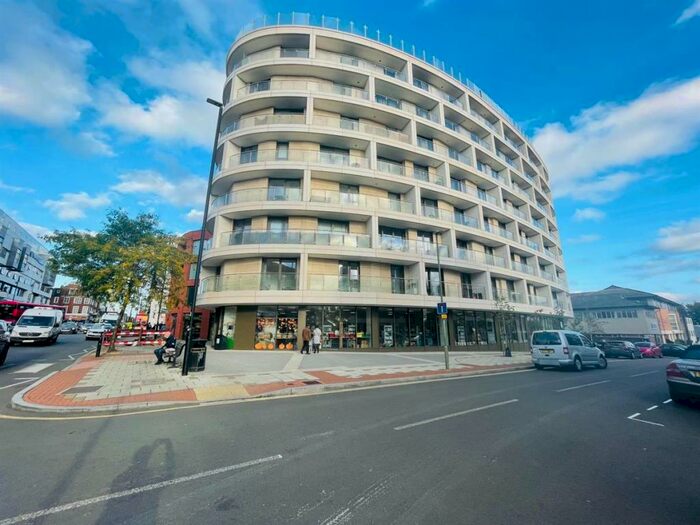 2 Bedroom Apartment To Rent In Gateway House, Regents Park Road, London, N3