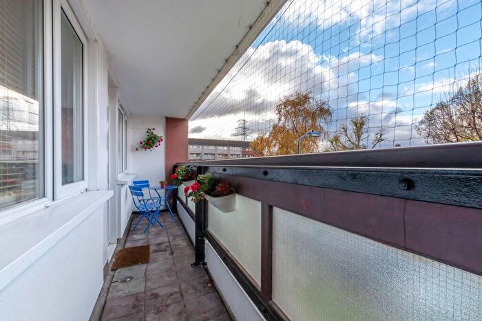 2 Bedroom Flat For Sale In Phipps Bridge Road, Mitcham, CR4