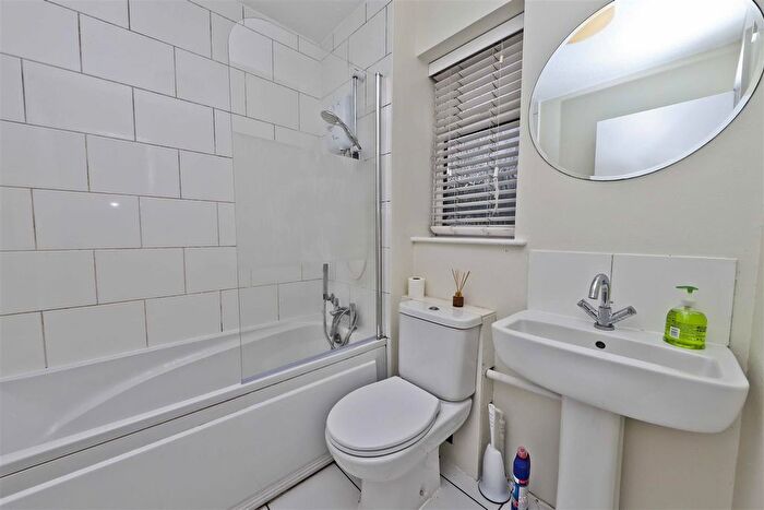 1 Bedroom Studio For Sale In Betjeman Court, Bentinck Road, Yiewsley, West Drayton, UB7