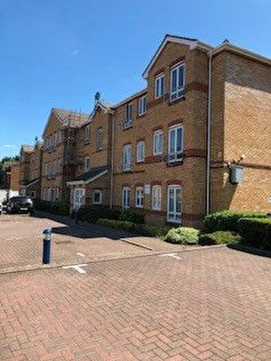 2 Bedroom Flat To Rent In Dominion Close, Hounslow, Middlesex, TW3