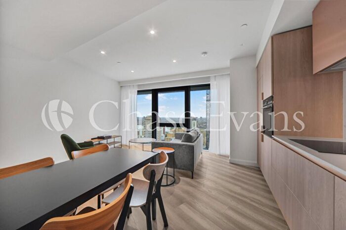 2 Bedroom Flat To Rent In Aspen At Consort Place, Marsh Wall, Canary Wharf, London, E22