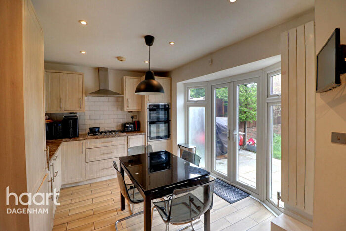 3 Bedroom Town House For Sale In Rainham Road South, Dagenham, RM10