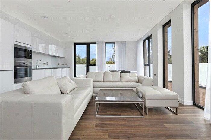 3 Bedroom Flat To Rent In Sitka House, Quebec Way, Canada Water, London, SE16