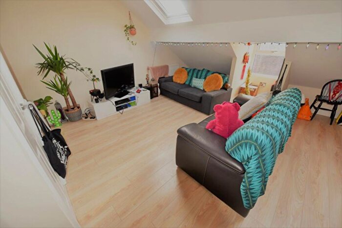 2 Bedroom Flat To Rent In Otley Road, LS6