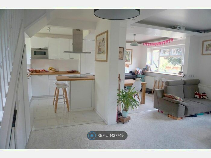 3 Bedroom Maisonette To Rent In Wellington, London, N8