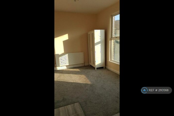 Studio To Rent In Holloway Road, London, N7