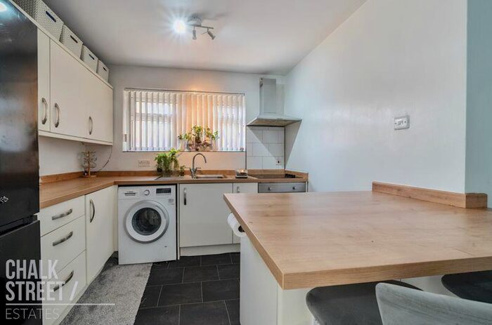 2 Bedroom Semi-Detached Bungalow For Sale In Arterial Avenue, Rainham, RM13
