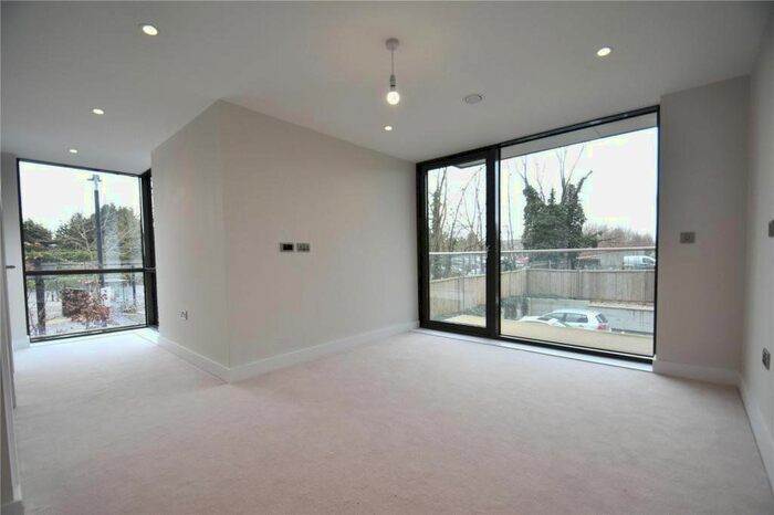 2 Bedroom Flat To Rent In Station Road, Gerrards Cross, Buckinghamshire, SL9