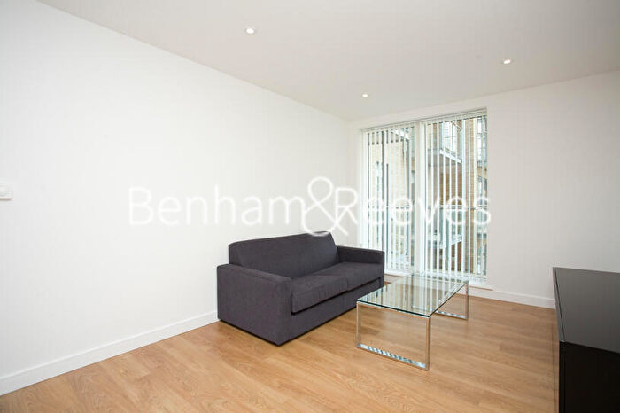 2 Bedroom Apartment To Rent In Seven Sea Gardens, Canary Wharf, E3
