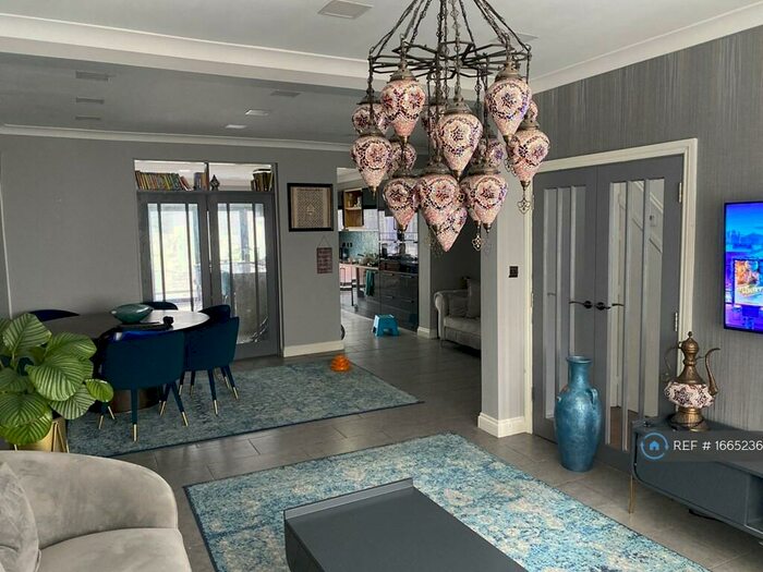 3 Bedroom Semi-Detached House To Rent In Buck Lane, London, NW9