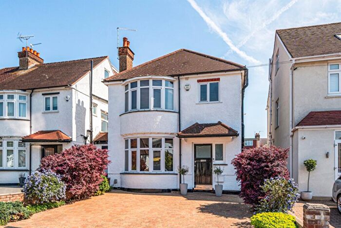 3 Bedroom Detached House For Sale In Queen Annes Grove, Enfield, EN1