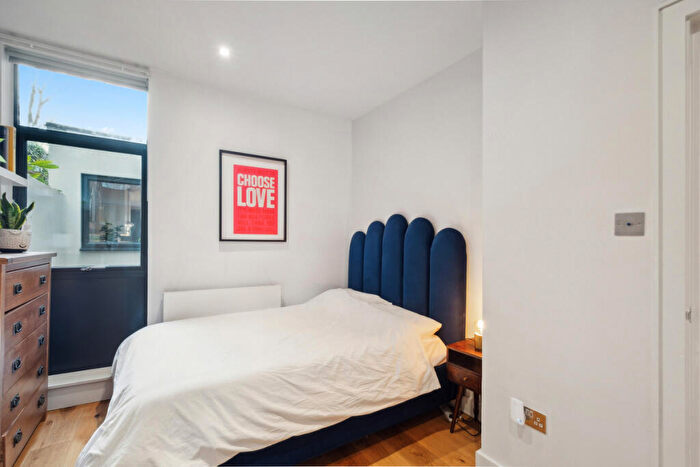 2 Bedroom Flat For Sale In Dorothy Road, London, SW11