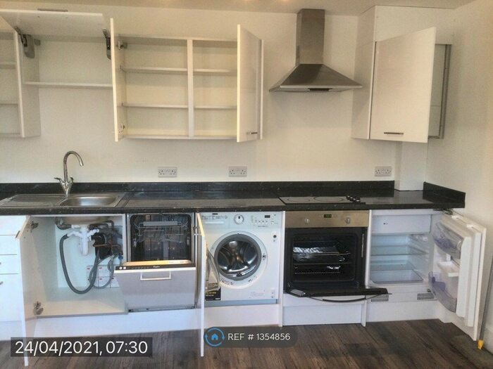 1 Bedroom Flat To Rent In Harpsfield Broadway, Hatfield, AL10