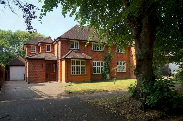 3 Bedroom House To Rent In High View, Pinner, HA5