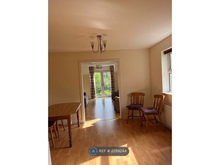 2 Bedroom Flat To Rent In Minnowburn Mews, Belfast, BT8