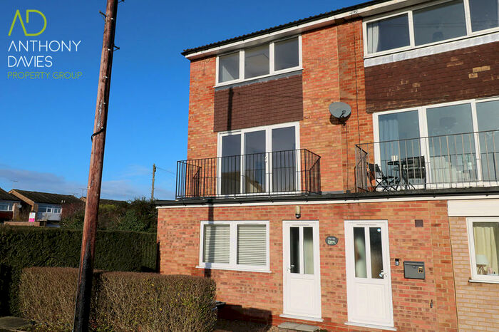 2 Bedroom Town House To Rent In Stoneleigh Drive, Hoddesdon, EN11