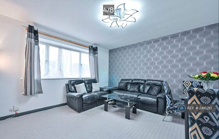 2 Bedroom Flat To Rent In Charter Court, New Malden, KT3