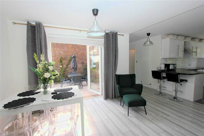2 Bedroom Flat To Rent In Garnet Street, London, E1W