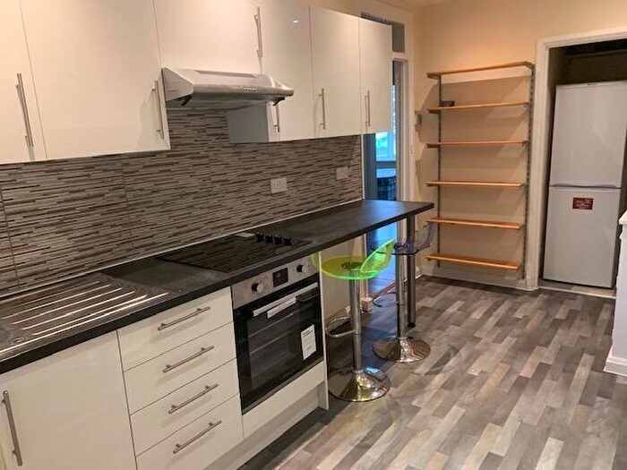 3 Bedroom Apartment To Rent In Finchley Lane, Hendon, London, NW4