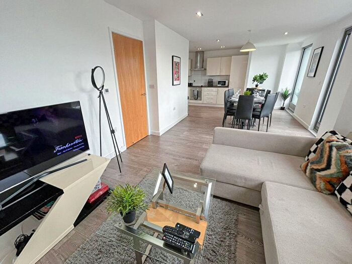 3 Bedroom Flat To Rent In London Borough Of Hackney, N1