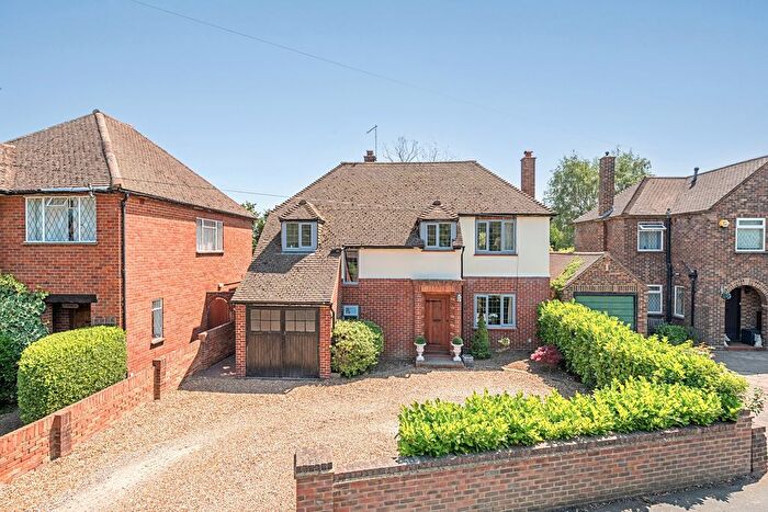 3 Bedroom Detached House For Sale In Queens Avenue, Byfleet, KT14
