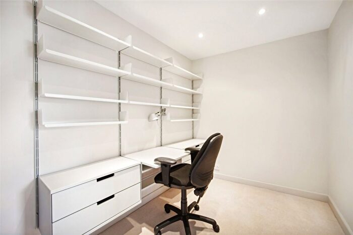 3 Bedroom Flat To Rent In Old Church Street, London, SW3