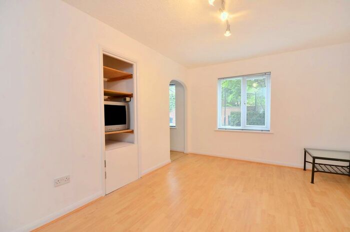 1 Bedroom Flat To Rent In Borrodaile Road, Wandsworth, London, SW18