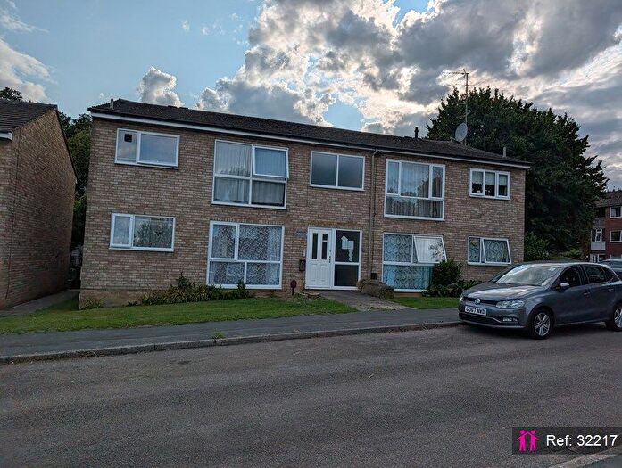 2 Bedroom Flat For Sale In Lodge Close, Banbury, OX16