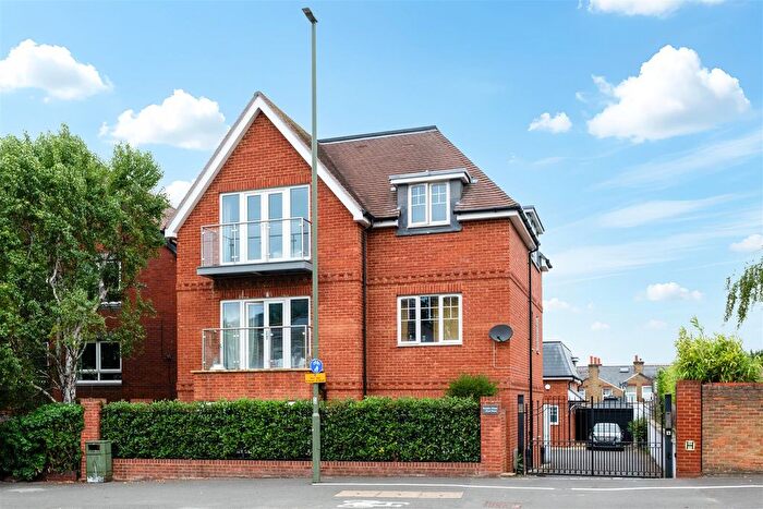 2 Bedroom Flat For Sale In East Street, Epsom, KT17