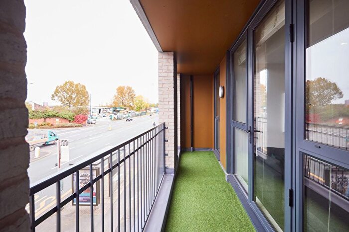 2 Bedroom Flat For Sale In Oldham Road, Manchester, M4