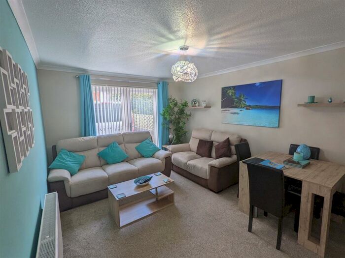 2 Bedroom House To Rent In The Oval, Llandudno, LL30