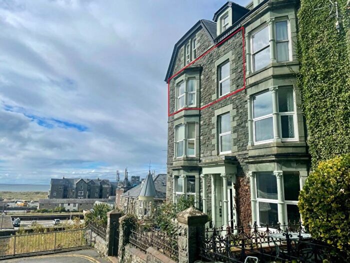 2 Bedroom Flat For Sale In Flat, St. Davids Court, St. Johns Hill, Barmouth, LL42