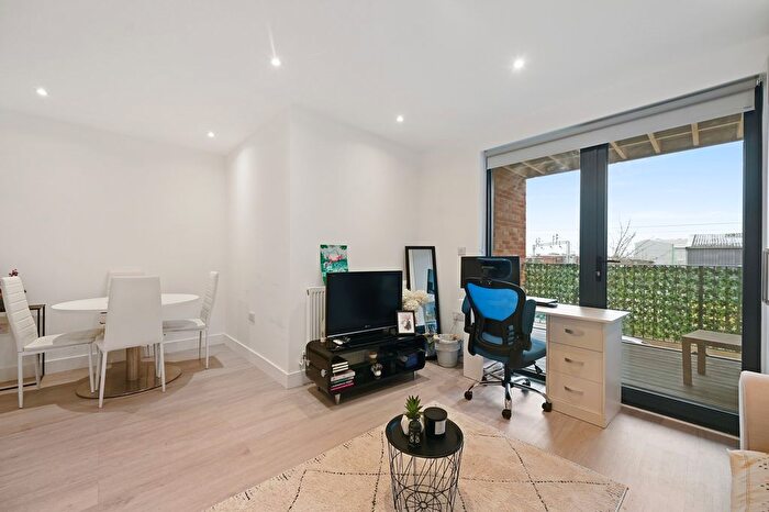 1 Bedroom Flat To Rent In Deerhurst Road, London, NW2