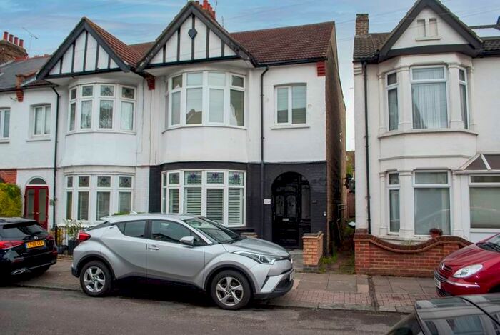 1 Bedroom Flat To Rent In Woodfield Park Drive, Leigh-On-Sea, SS9