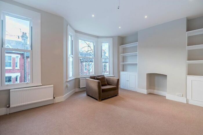 3 Bedroom Flat To Rent In Brayburne Avenue, London, SW4