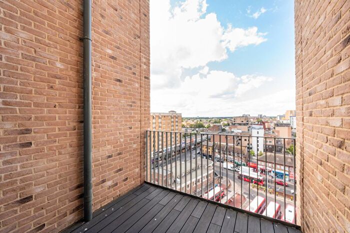 2 Bedroom Flat To Rent In Charter Place, Hounslow, TW3