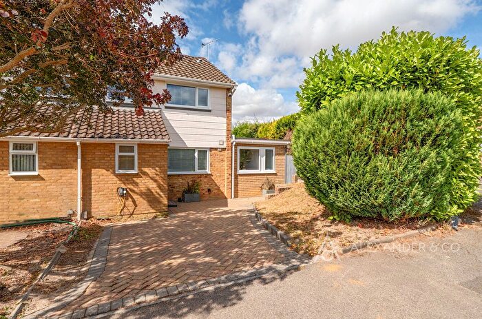3 Bedroom Semi-Detached House For Sale In Buttermere Avenue, Dunstable, Bedfordshire, LU6