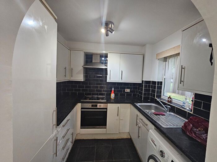 2 Bedroom Flat To Rent In Adeliza Close, Barking, IG11