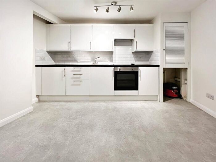 Flat To Rent In Maidstone Road, Chatham, Kent, ME4