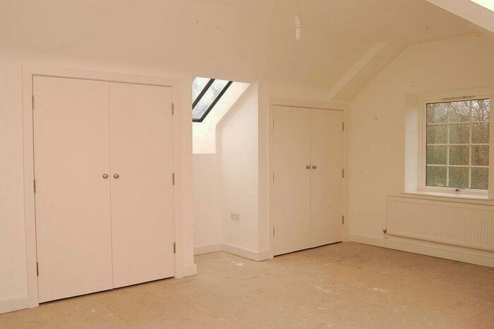 2 Bedroom Flat To Rent In Grove Mill, Mitcham, CR4