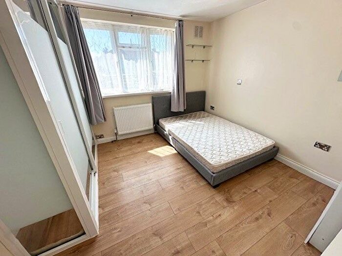 Studio To Rent In Montrose Avenue, Edgware, Greater London, HA8