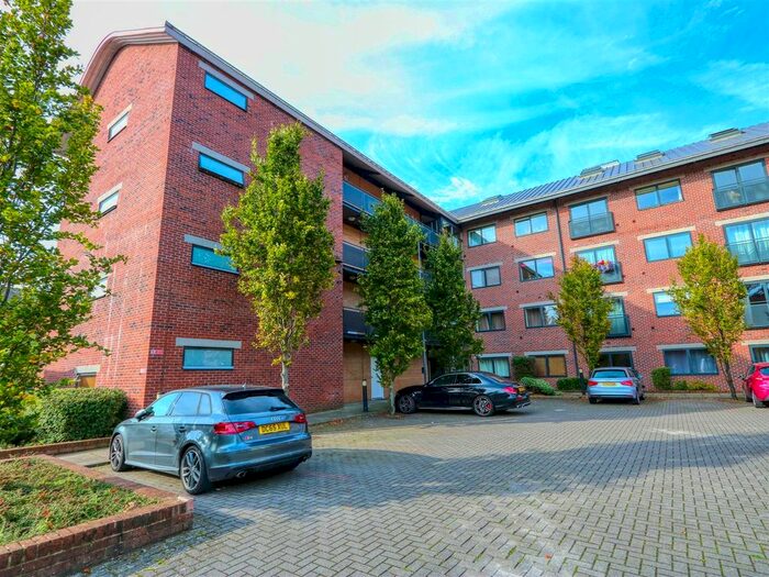 3 Bedroom Flat To Rent In Markham Quay, Camlough Walk, Chesterfield, Derbyshire, S41