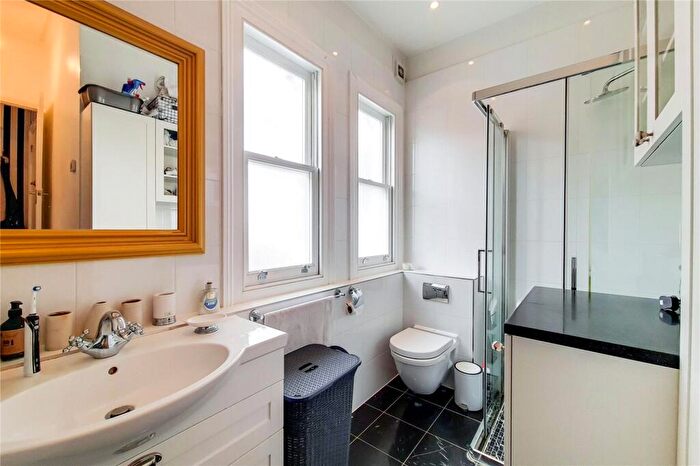 1 Bedroom Flat For Sale In Leathwaite Road, Between The Commons, SW11