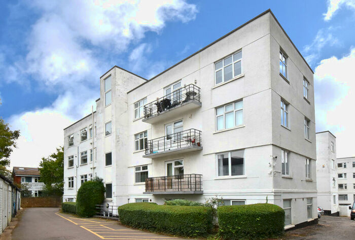 3 Bedroom Flat To Rent In Forest Croft Taymount Rise, SE23